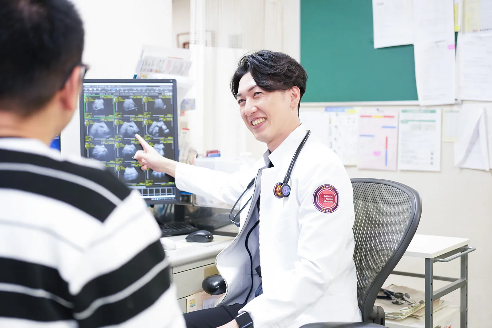 医師が患者へ説明するイメージ