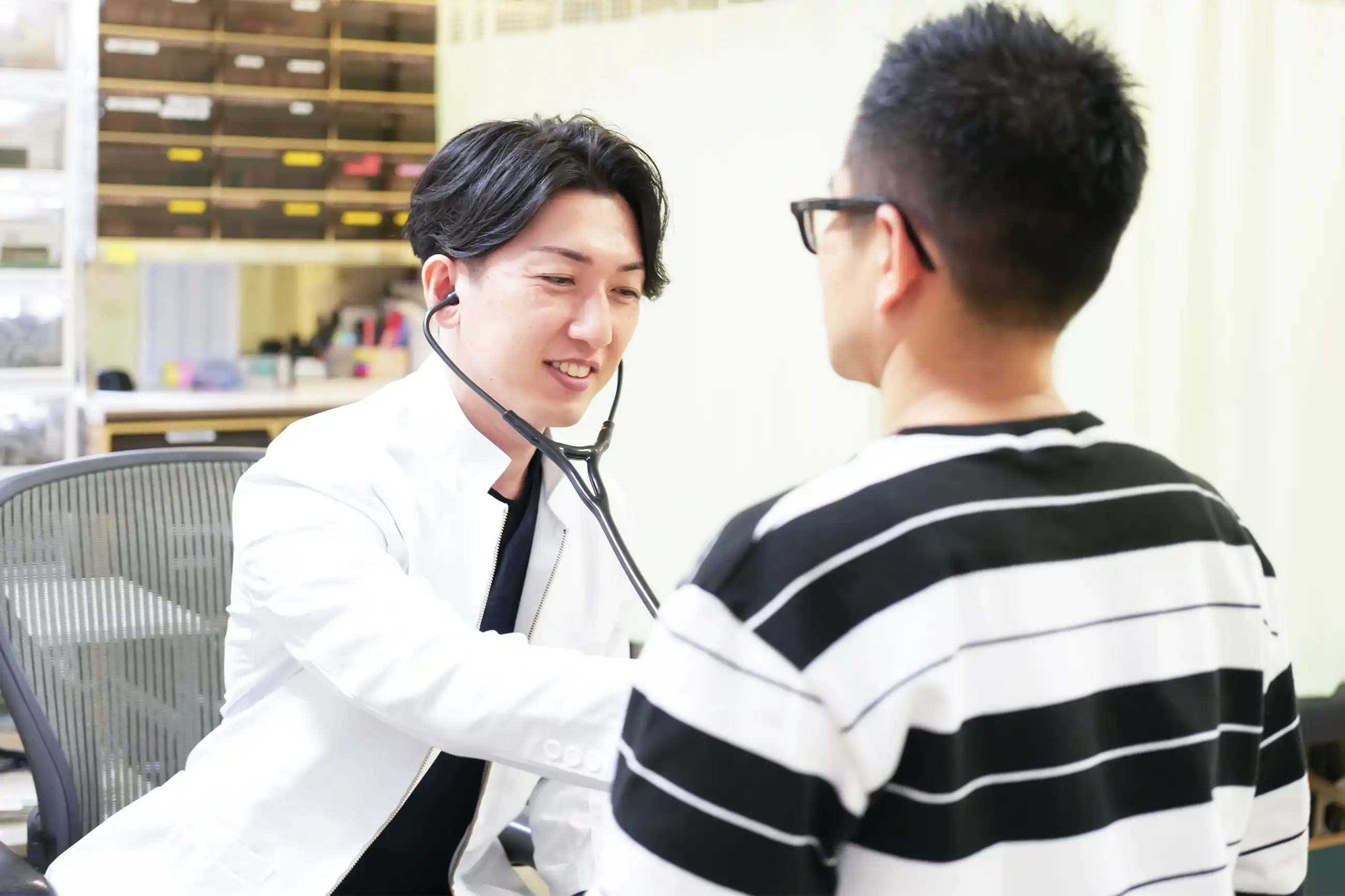 医師が診察しているイメージ