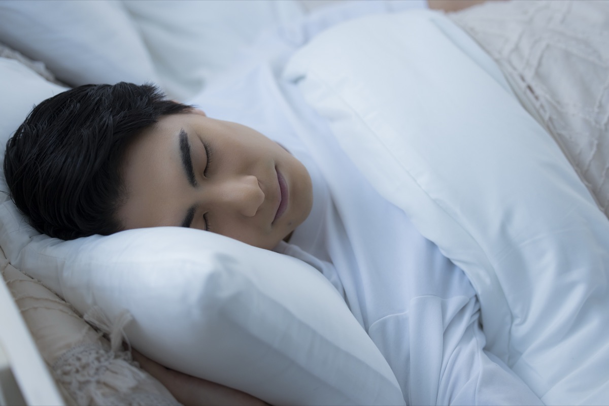 ベッドで眠る男性のイメージ