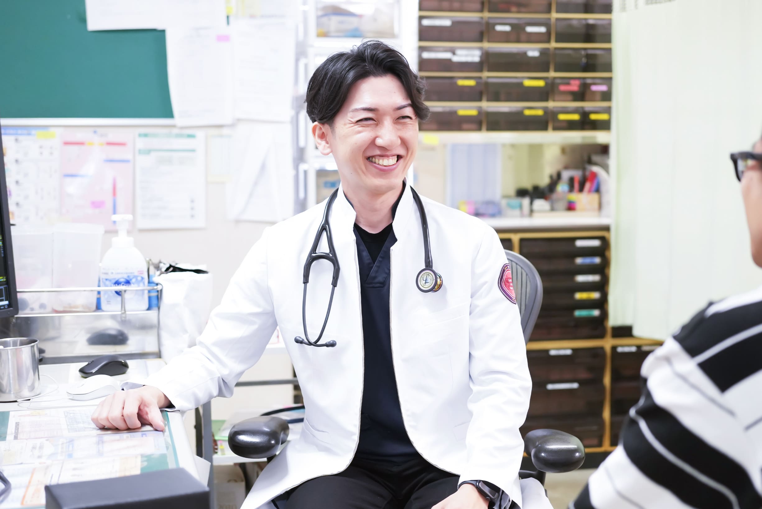 医師が笑顔で話しているイメージ